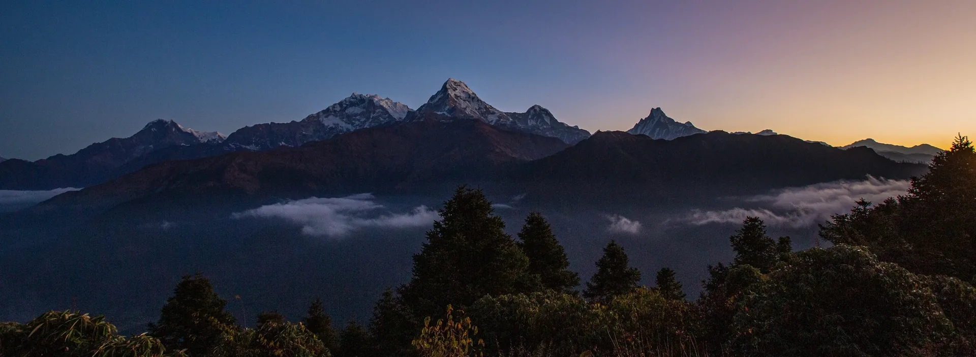 Cordilheira do Himalaia ao amanhecer, região dos campos apoiados no Nepal