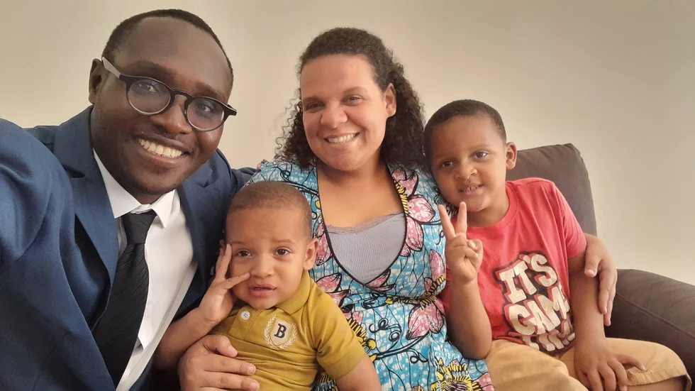 Demba Biai e Kerolli com os dois filhos — família missionária no Senegal