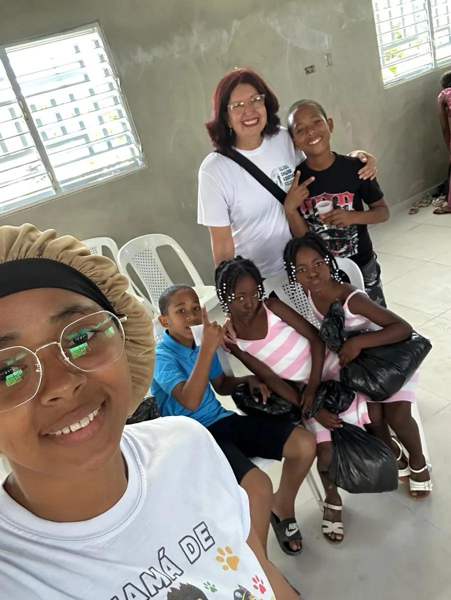 A missionária Lindonesia Coelho cercada de crianças do projeto Coração e Mãos