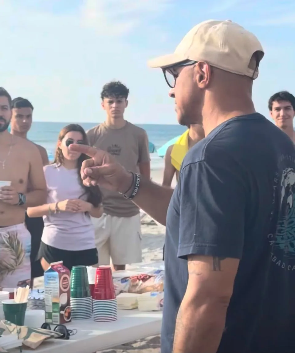 Marquito Santos conversando com surfistas numa praia da Flórida