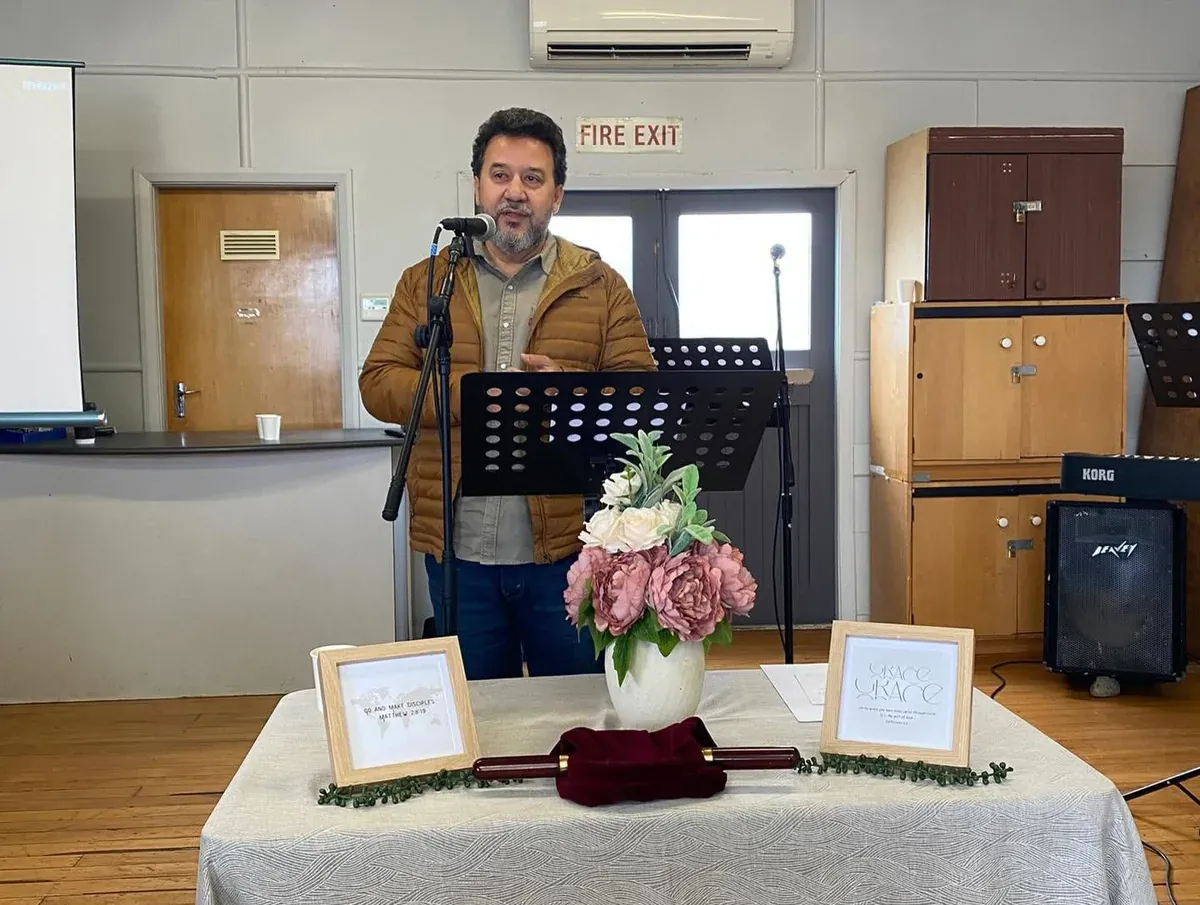 Pr. João Petreceli pregando durante treinamento de líderes