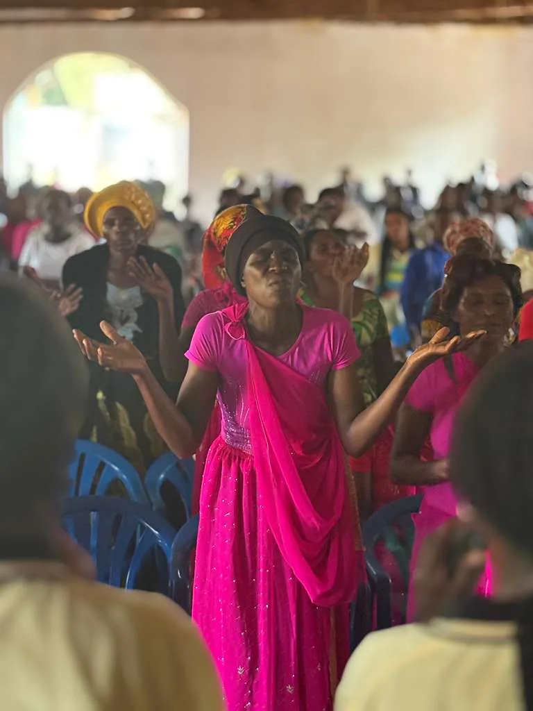 Igreja reunida em culto no campo de refugiados em Uganda, obra da Religar