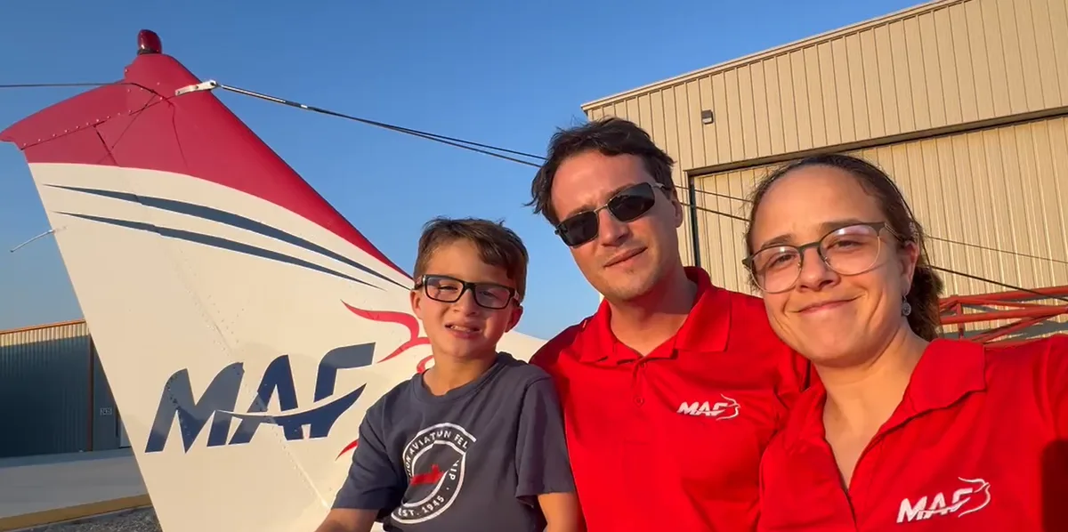 William, Débora e os filhos em frente ao avião da MAF, em Moçambique
