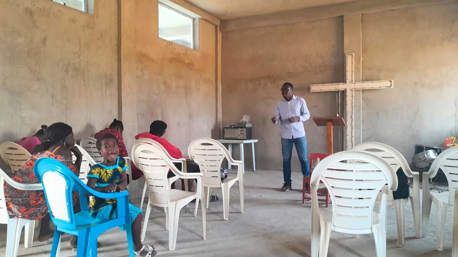 Culto da igreja-mãe em Dakar, com o pregador junto à cruz
