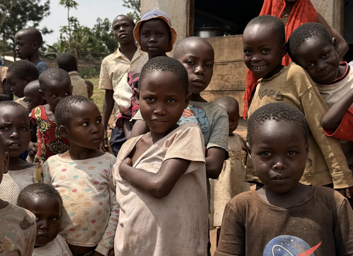 Crianças do lar da Religar reunidas em frente à casa, em Uganda