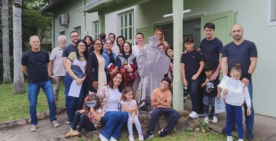 Congregação reunida em frente à igreja no Vale dos Sinos