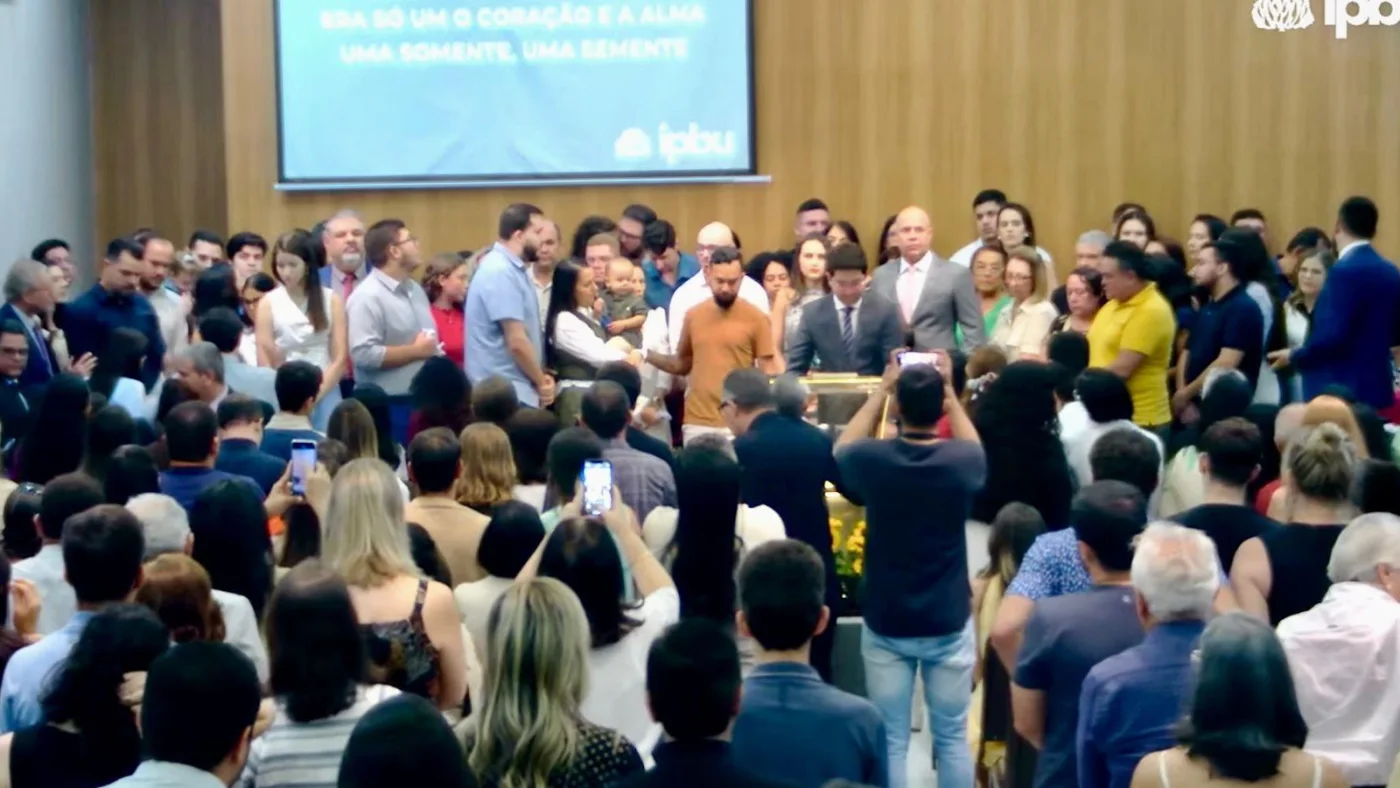Comunidade da igreja plantada em Caruaru reunida durante o culto