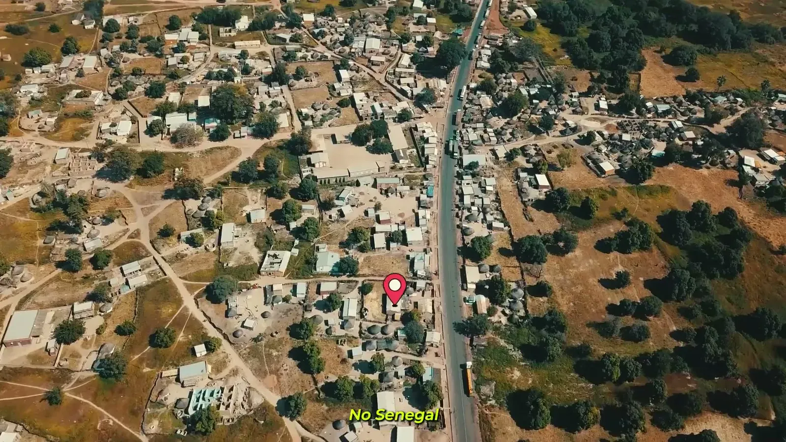 Vista aérea de cidade no Senegal, frente africana da campanha